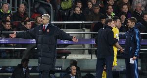 Arsenal manager Arsene Wenger (left) reacts on the touchline after Robin Van Persie (second right) is sent off.