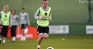 Republic of Ireland midfielder Glen Whelan believes that his team have an advantage over the French with their team spirit and thinks that perhaps Les Bleus are weak in defence.